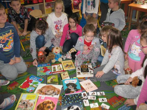 Czytanie to również piękna zabawa. Czytelnicza sztafeta w szkole w Bedlnie