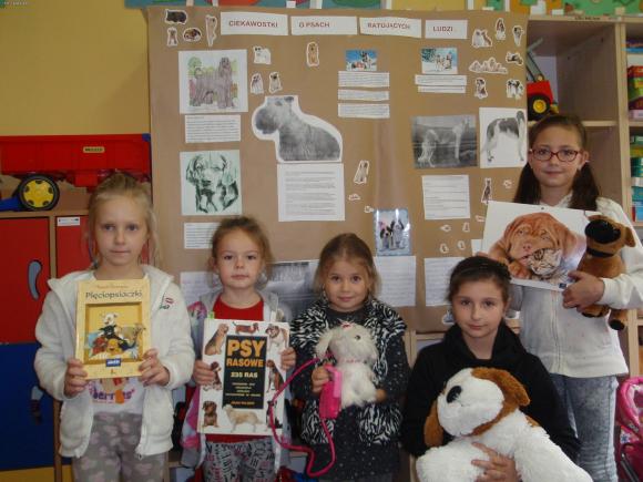 Czytanie to również piękna zabawa. Czytelnicza sztafeta w szkole w Bedlnie