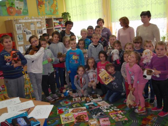 Czytanie to również piękna zabawa. Czytelnicza sztafeta w szkole w Bedlnie