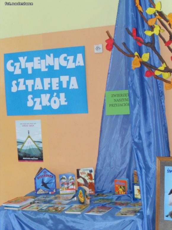 Czytanie to również piękna zabawa. Czytelnicza sztafeta w szkole w Bedlnie