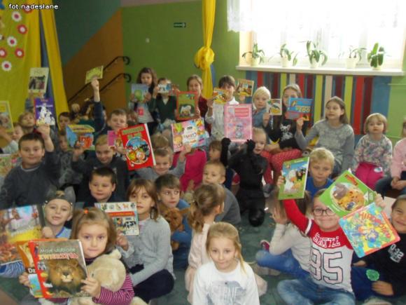 Czytanie to również piękna zabawa. Czytelnicza sztafeta w szkole w Bedlnie