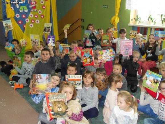 Czytanie to również piękna zabawa. Czytelnicza sztafeta w szkole w Bedlnie