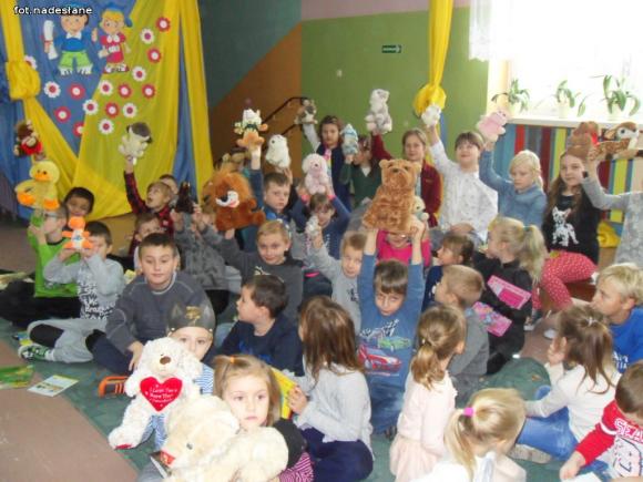 Czytanie to również piękna zabawa. Czytelnicza sztafeta w szkole w Bedlnie