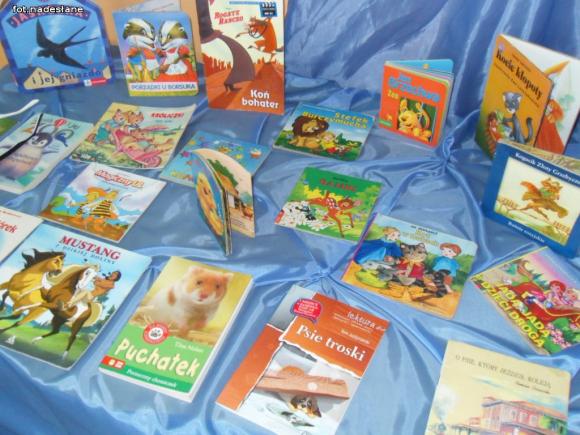 Czytanie to również piękna zabawa. Czytelnicza sztafeta w szkole w Bedlnie