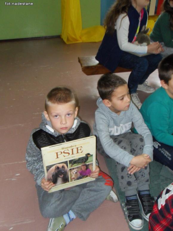 Czytanie to również piękna zabawa. Czytelnicza sztafeta w szkole w Bedlnie