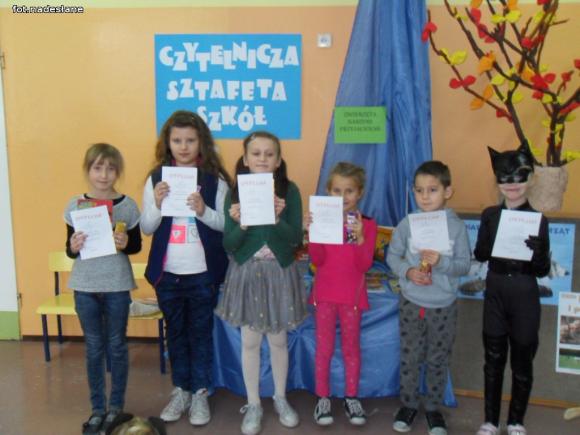 Czytanie to również piękna zabawa. Czytelnicza sztafeta w szkole w Bedlnie