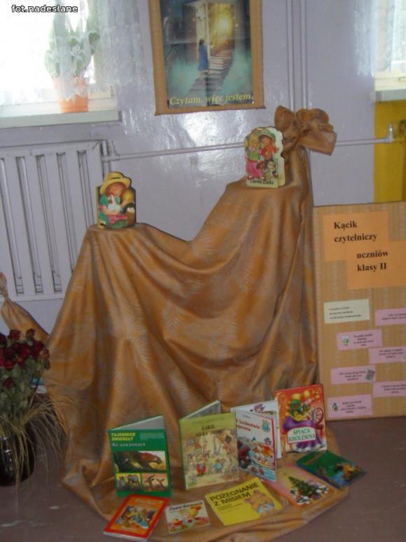 Czytanie to również piękna zabawa. Czytelnicza sztafeta w szkole w Bedlnie