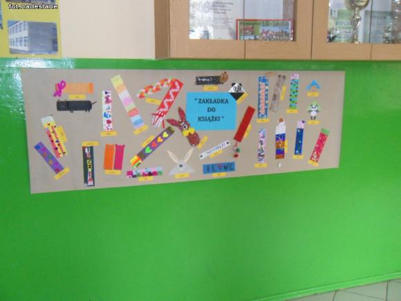 Czytanie to również piękna zabawa. Czytelnicza sztafeta w szkole w Bedlnie