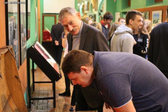 Obejrzyj Skarby Żołnierzy 2 Korpusu Polskich Sił Zbrojnych w krośniewickim muzeum