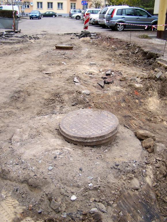 Z Podrzecznej. Nowe lampy są, ale nie świecą