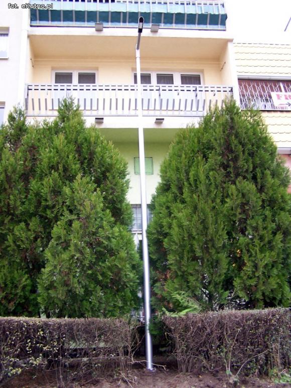 Z Podrzecznej. Nowe lampy są, ale nie świecą