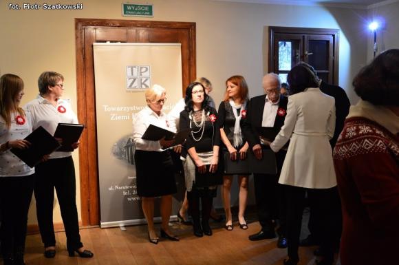 Wspólne śpiewanie pieśni patriotycznych