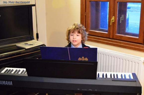 Wspólne śpiewanie pieśni patriotycznych