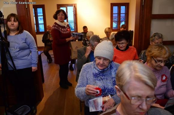 Wspólne śpiewanie pieśni patriotycznych