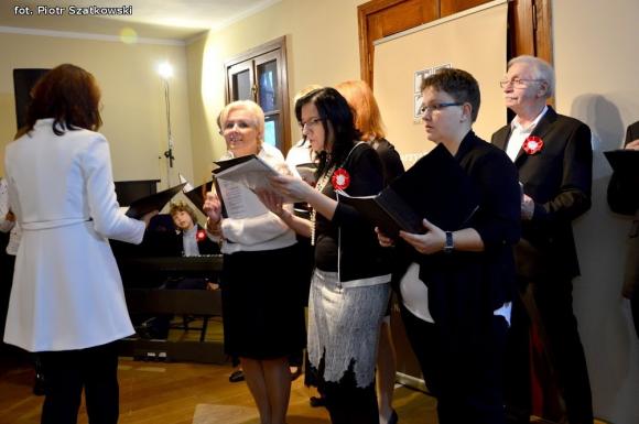 Wspólne śpiewanie pieśni patriotycznych