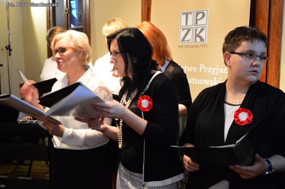 Wspólne śpiewanie pieśni patriotycznych