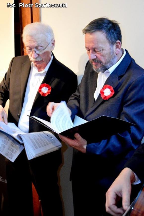 Wspólne śpiewanie pieśni patriotycznych