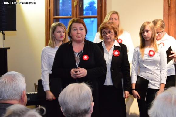 Wspólne śpiewanie pieśni patriotycznych