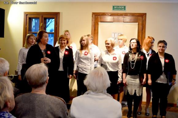 Wspólne śpiewanie pieśni patriotycznych