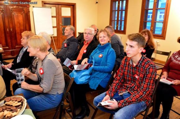 Wspólne śpiewanie pieśni patriotycznych