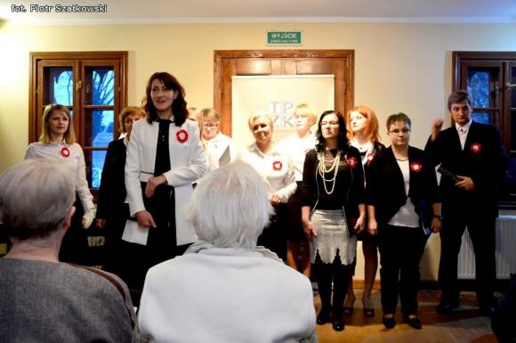 Wspólne śpiewanie pieśni patriotycznych