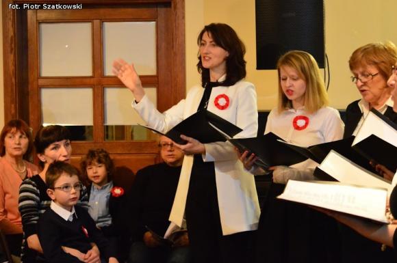 Wspólne śpiewanie pieśni patriotycznych