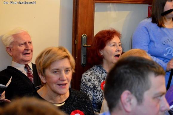 Wspólne śpiewanie pieśni patriotycznych