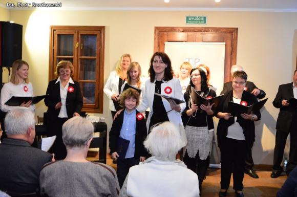 Wspólne śpiewanie pieśni patriotycznych