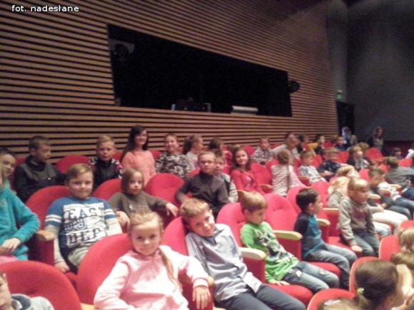 Dzieci ze Strzegocina obejrzały spektakl Piękna i Bestia