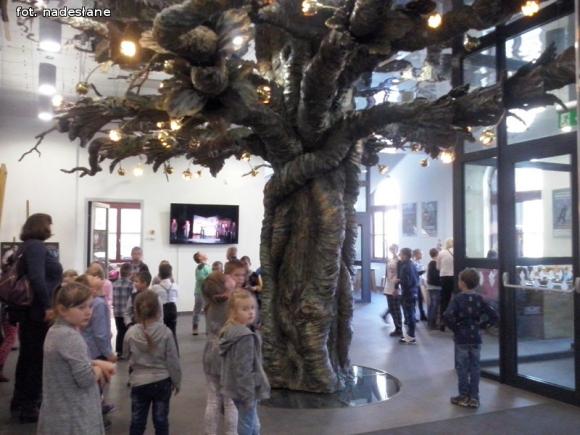 Dzieci ze Strzegocina obejrzały spektakl Piękna i Bestia