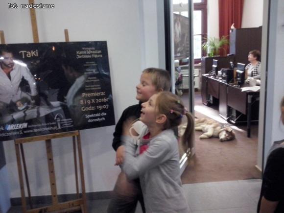 Dzieci ze Strzegocina obejrzały spektakl Piękna i Bestia