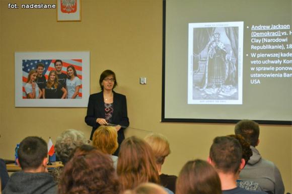 O kulturze, obyczajach, potrawach i plakatach wyborczych USA