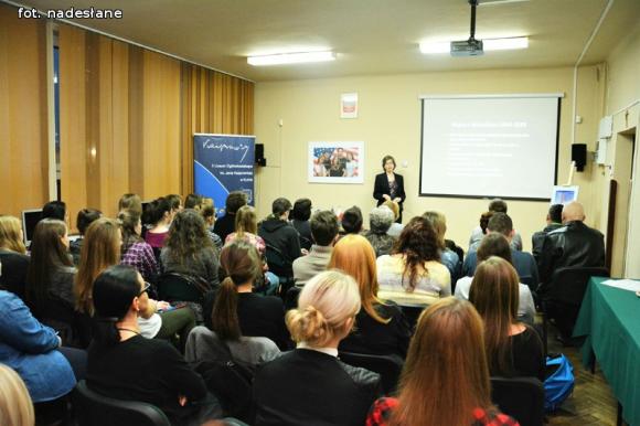 O kulturze, obyczajach, potrawach i plakatach wyborczych USA