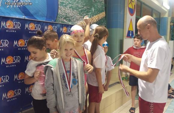 Sztafeta UKS Delfinek zajęła II miejsce w Ogólnopolskich Zawodach Pływackich