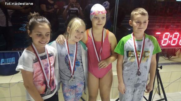 Sztafeta UKS Delfinek zajęła II miejsce w Ogólnopolskich Zawodach Pływackich