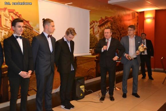 Baseballiści balowali