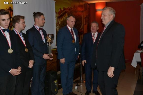 Baseballiści balowali