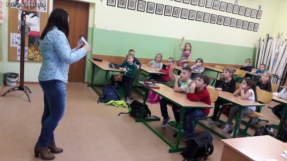 Renata Jastrzębska, dziennikarka Radia Victoria w świetlicy 