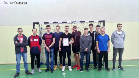 Piłkarze ręczni z ZS nr 1 w Kutnie najlepsi w powiecie