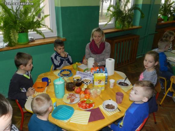Śniadanie Daje Moc dzieciom w Szkole Podstawowej w Kaszewach Dwornych