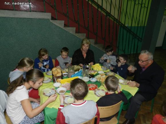 Śniadanie Daje Moc dzieciom w Szkole Podstawowej w Kaszewach Dwornych