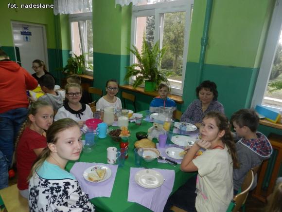 Śniadanie Daje Moc dzieciom w Szkole Podstawowej w Kaszewach Dwornych
