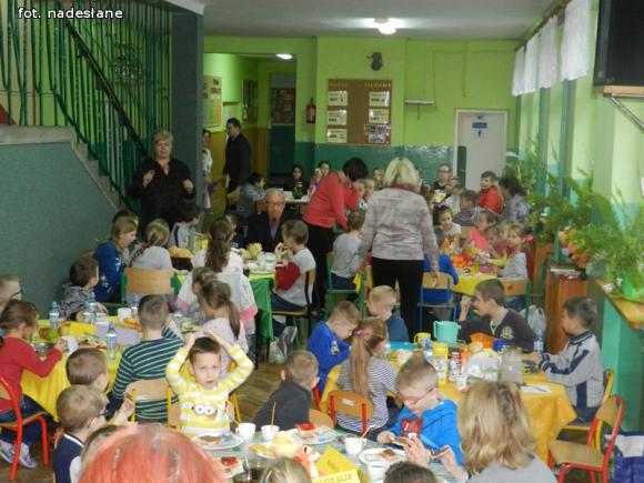 Śniadanie Daje Moc dzieciom w Szkole Podstawowej w Kaszewach Dwornych