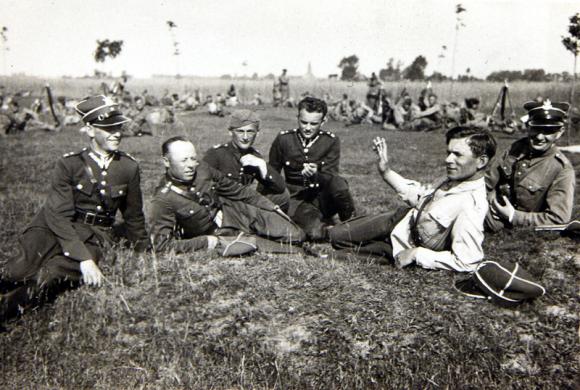 Świadek czasu, światło prawdy/Było i nie minie. Koszary pułkowe