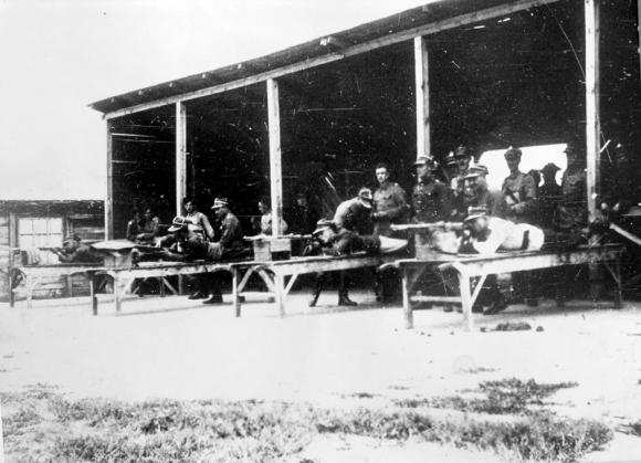 Świadek czasu, światło prawdy/Było i nie minie. Koszary pułkowe