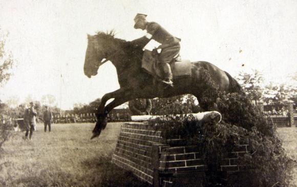 Świadek czasu, światło prawdy/Było i nie minie. Koszary pułkowe