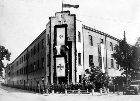 Świadek czasu, światło prawdy/Było i nie minie. Koszary pułkowe