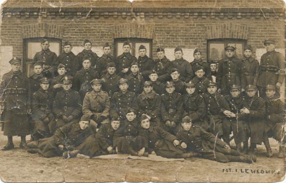 Świadek czasu, światło prawdy/Było i nie minie. Koszary pułkowe