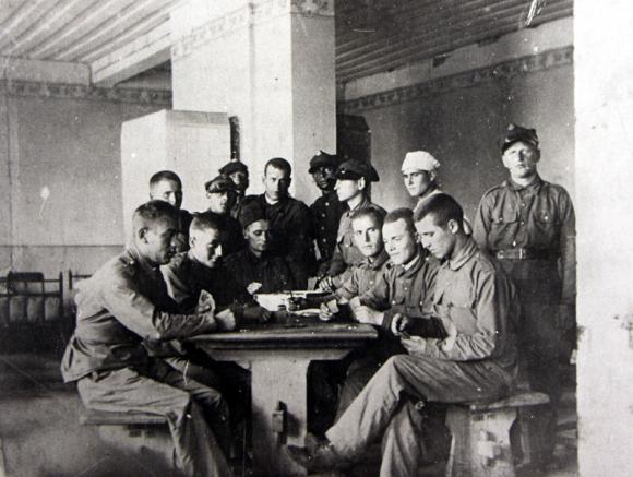 Świadek czasu, światło prawdy/Było i nie minie. Koszary pułkowe