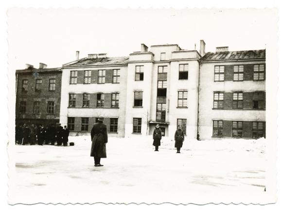 Świadek czasu, światło prawdy/Było i nie minie. Koszary pułkowe